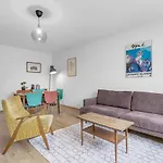 Charming 2-Bedroom Apartment - Ideal Location