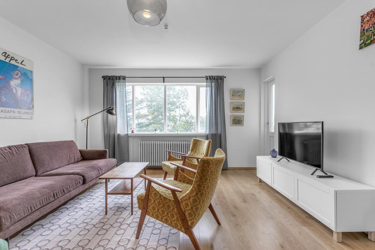 Charming 2-bedroom - Ideal Location Apartment *